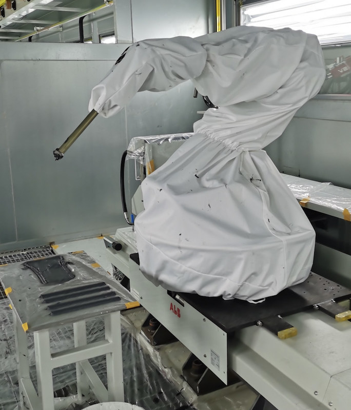 অটোমোবাইল ফ্যাক্টরি পেইন্ট ওয়ার্কশপে ABB রোবট কভার সুরক্ষা পোশাক অগ্নিরোধী