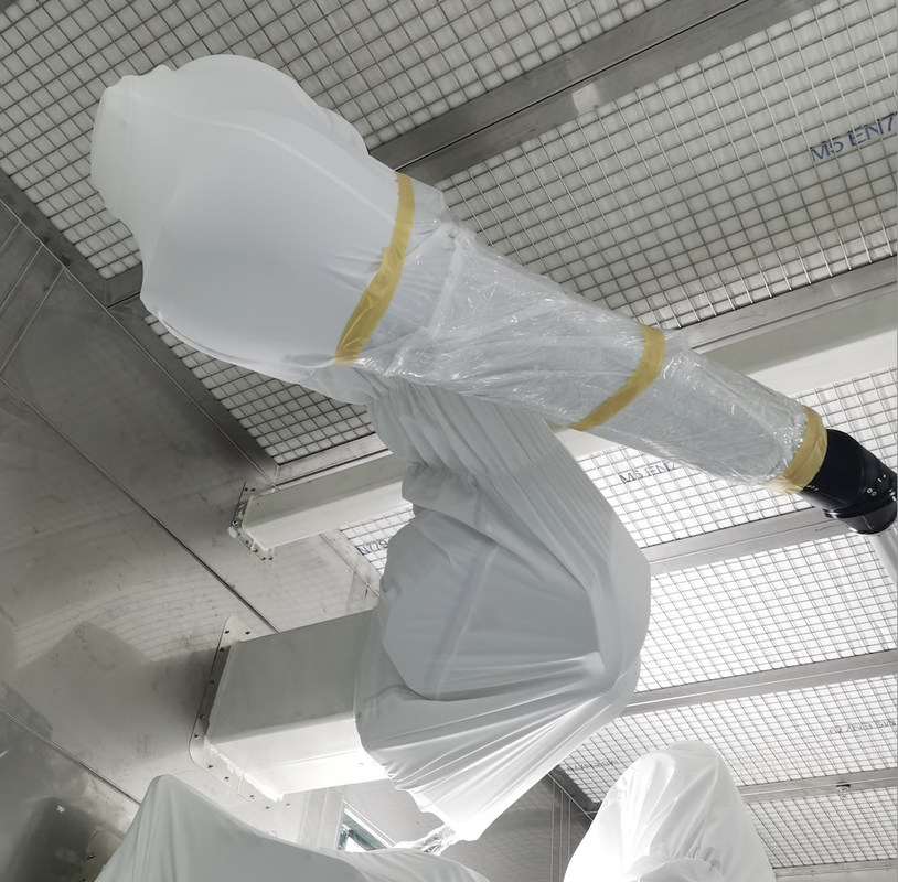 অটোমোবাইল ফ্যাক্টরি পেইন্ট ওয়ার্কশপে ABB রোবট কভার সুরক্ষা পোশাক অগ্নিরোধী