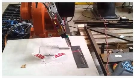 ফাইবার লেজার ওয়েল্ডিং রোবট সিস্টেম ABB Kuka Fanuc 6 Axis Robot Arm Depth 0.04-6mm